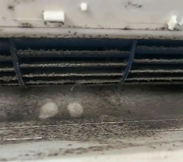 东川空调吹的风有股烧焦味是怎么回事